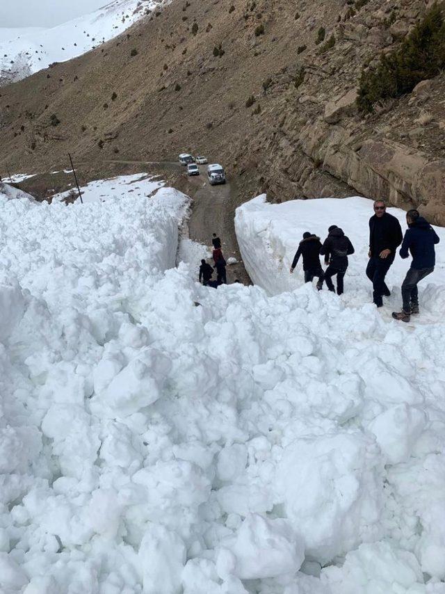 Kar kalınlığının 8 metreyi bulduğu yolda karla mücadele çalışması