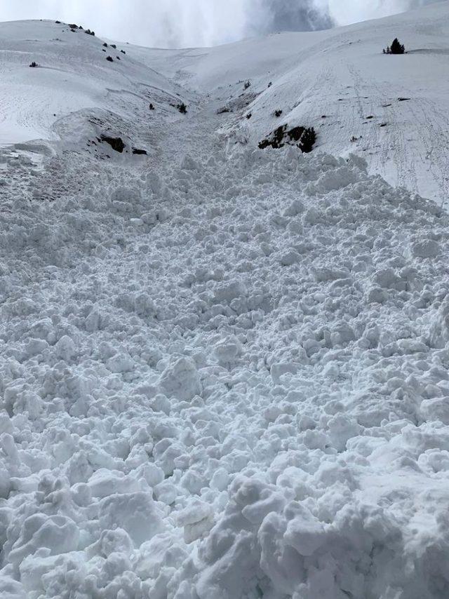 Kar kalınlığının 8 metreyi bulduğu yolda karla mücadele çalışması