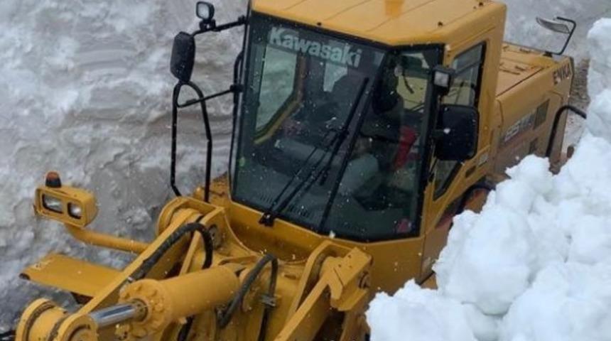 Kar kalınlığının 8 metreyi bulduğu yolda karla m&uuml;cadele &ccedil;alışması