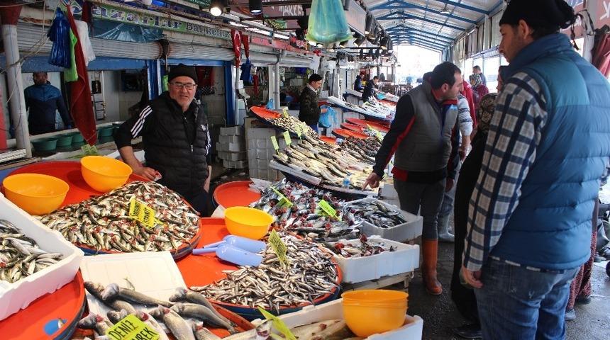 Tezgahlarda balık &ccedil;eşitliliği arttı, fiyat d&uuml;şt&uuml;