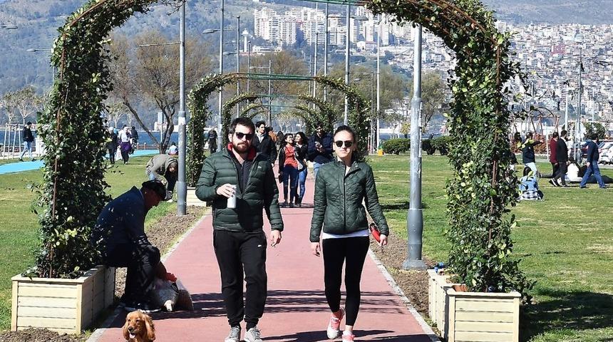 İzmir mevsimlik &ccedil;i&ccedil;eklerle rengarenk