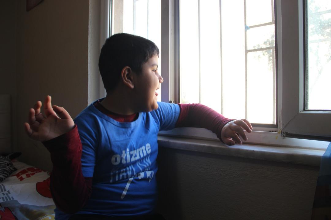 Mahalle baskısı otizmli &ccedil;ocuğu eve hapsetti