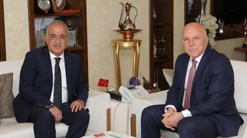 Rekt&ouml;r &Ccedil;omaklı&rsquo;dan Mehmet Sekmen&rsquo;e hayırlı olsun ziyareti