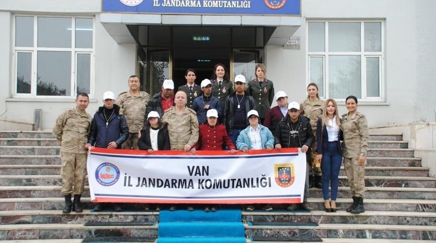 Engelsiz y&uuml;reklerden jandarmaya &lsquo;2 Nisan&rsquo; ziyareti