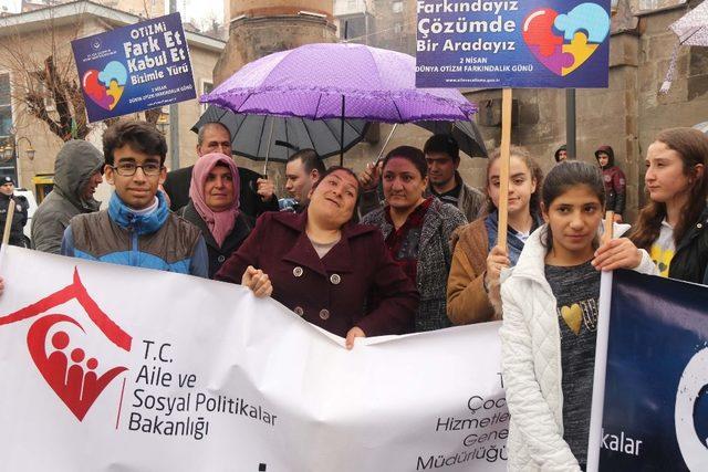 Bitlis’te otizm farkındalık yürüyüşü