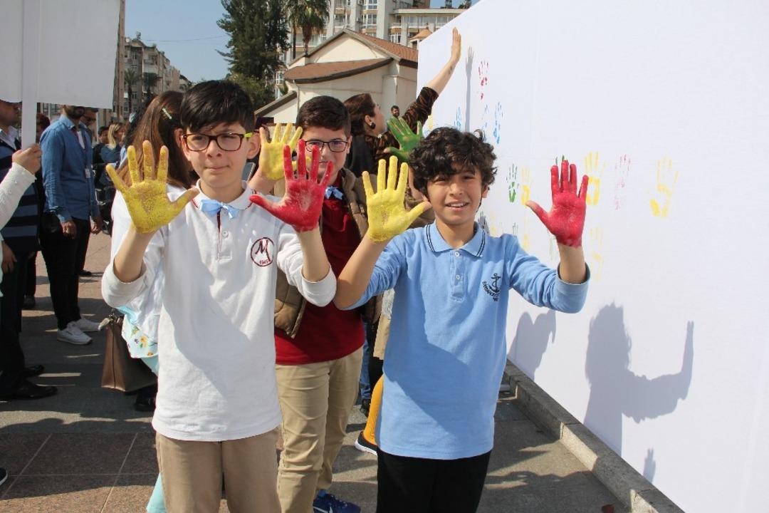 Otistik &ccedil;ocuklar, rengarenk el izlerini bıraktılar