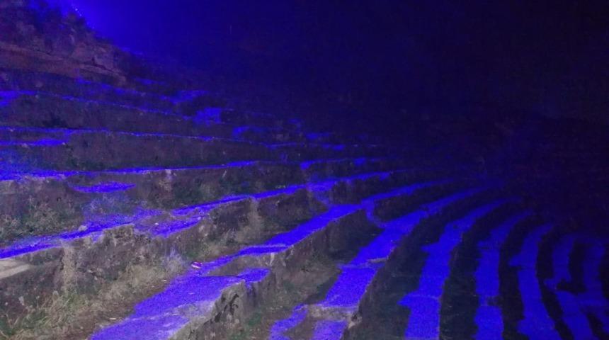 Otizme dikkat &ccedil;ekmek i&ccedil;in mavi ışıklarla donatıldı