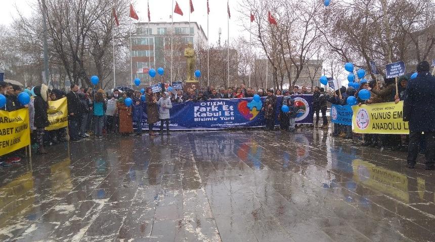 Mavi balonlar otizm farkındalığı i&ccedil;in havalandı