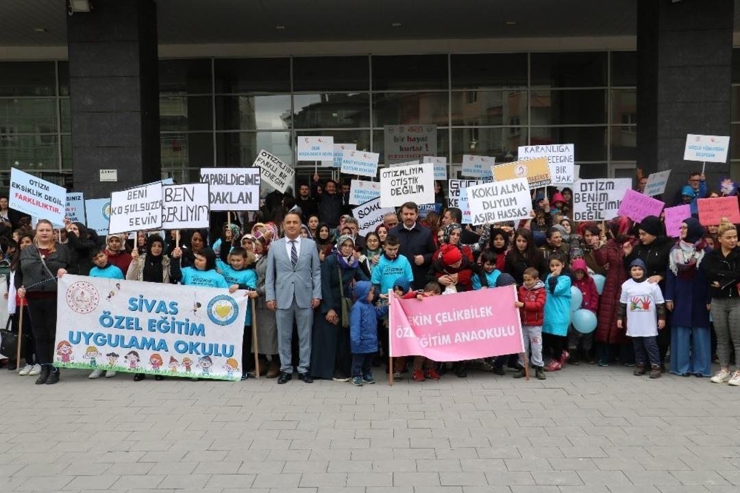 Otizme dikkat &ccedil;ekmek i&ccedil;in y&uuml;r&uuml;d&uuml;ler