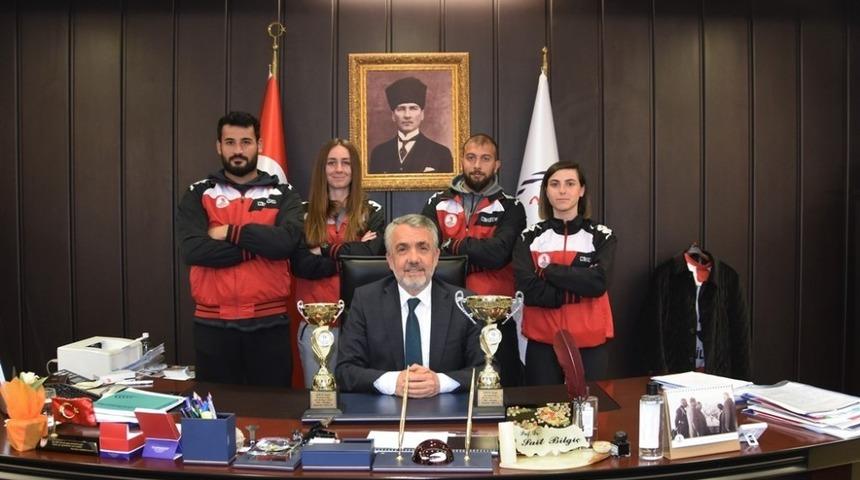 Ragbiciler kupayı Rekt&ouml;r Bilgi&ccedil;&rsquo;e takdim etti