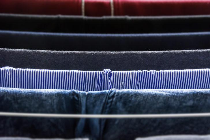 Koyu renk kıyafetlerin solmasını &ouml;nlemek i&ccedil;in uyguladığı y&ouml;ntem şaşkına &ccedil;evirdi!