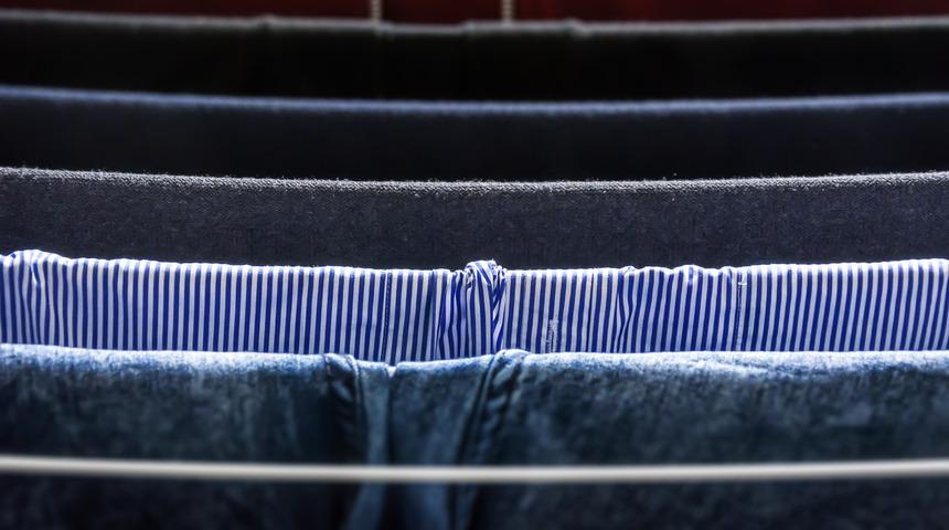 Koyu renk kıyafetlerin solmasını &ouml;nlemek i&ccedil;in uyguladığı y&ouml;ntem şaşkına &ccedil;evirdi!