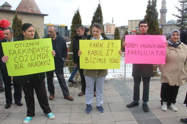 Otizme dikkat çekmek için yürüdüler