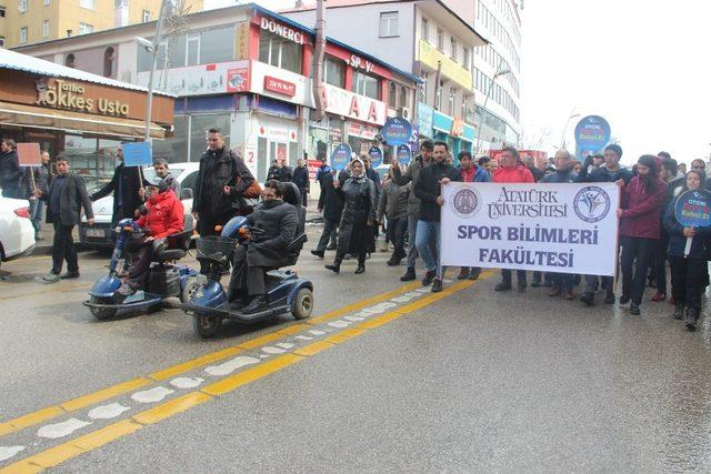 Otizme dikkat çekmek için yürüdüler