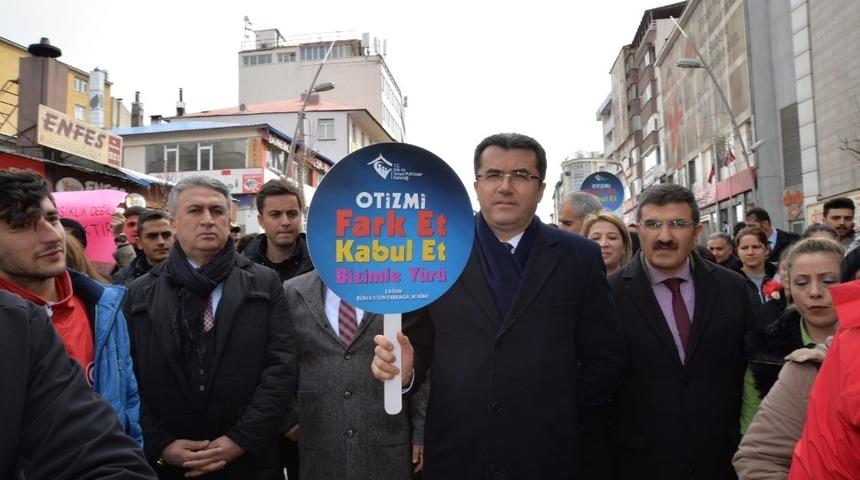 Otizme dikkat &ccedil;ekmek i&ccedil;in y&uuml;r&uuml;d&uuml;ler