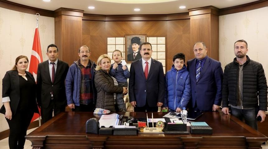 Otizm &ccedil;ocuklardan Vali Akbıyık&rsquo;a ziyaret