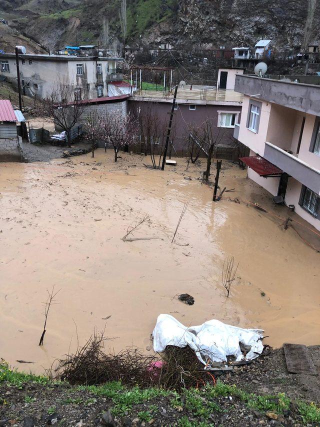 Uludere'de heyelan; evlere toprak aktı