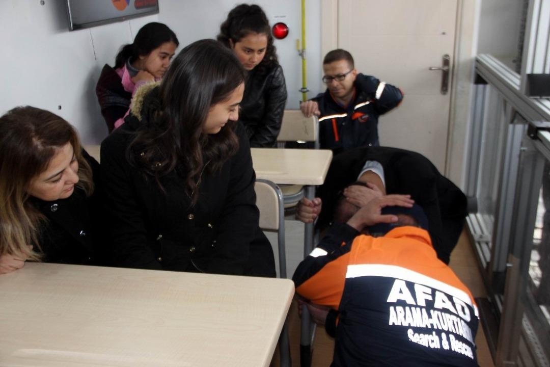 AFAD deprem sim&uuml;lasyon tırı Kayseri&rsquo;de