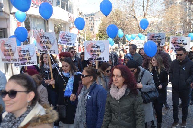 Otizme dikkat çekmek için Es Es Bando eşliğinde yürüdüler