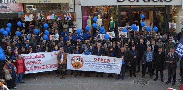 Otizme dikkat çekmek için Es Es Bando eşliğinde yürüdüler