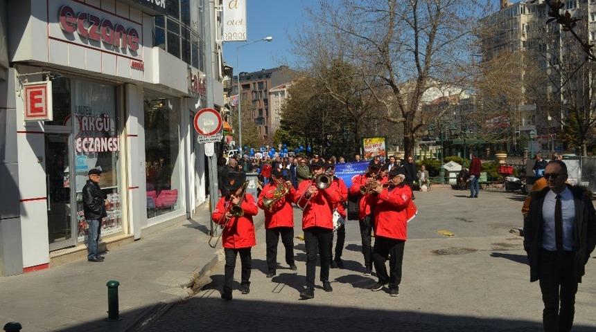 Otizme dikkat &ccedil;ekmek i&ccedil;in Es Es Bando eşliğinde y&uuml;r&uuml;d&uuml;ler