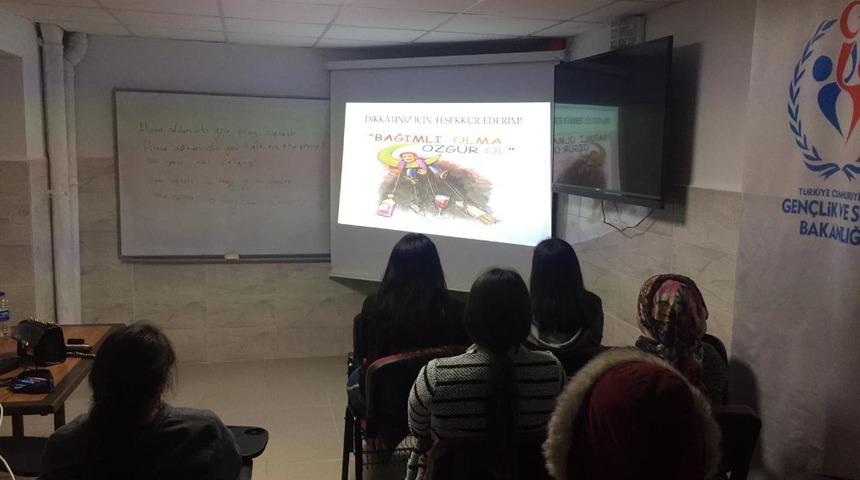 &Uuml;niversite &ouml;ğrencilerine &rsquo;&rsquo;Bağımlılıkla m&uuml;cadele&rsquo;&rsquo; kursu