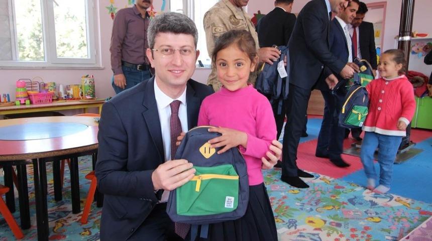 &Ouml;ğrencilere hediye dağıtıldı