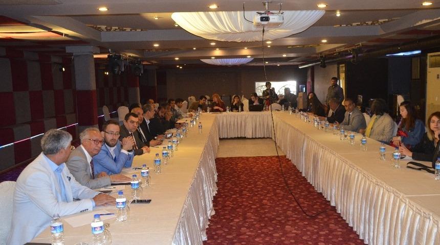 Romanlar, medyada g&ouml;r&uuml;n&uuml;r olmak i&ccedil;in harekete ge&ccedil;ti