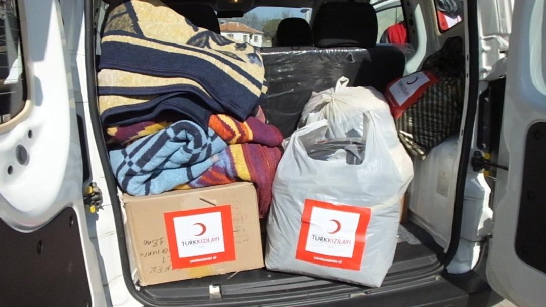 Burhaniye&rsquo;de evi yanan aileye Kızılay sahip &ccedil;ıktı