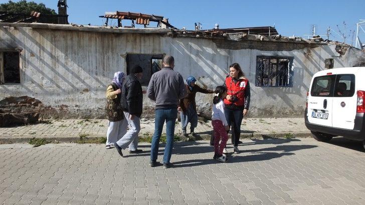 Burhaniye’de evi yanan aileye Kızılay sahip çıktı G3