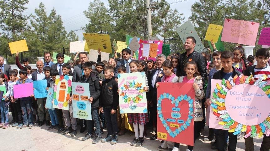 Samsatlı öğrenciler otizme dikkat çekmek için yürüdü