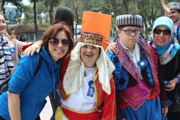 Mavi balon uçurarak otizme dikkat çektiler G1