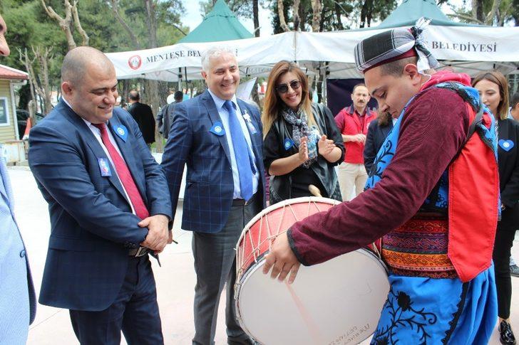 Mavi balon uçurarak otizme dikkat çektiler G2