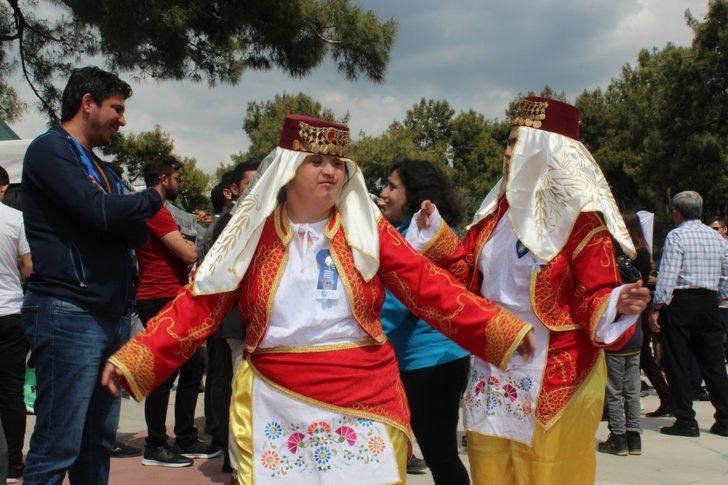 Mavi balon uçurarak otizme dikkat çektiler G3