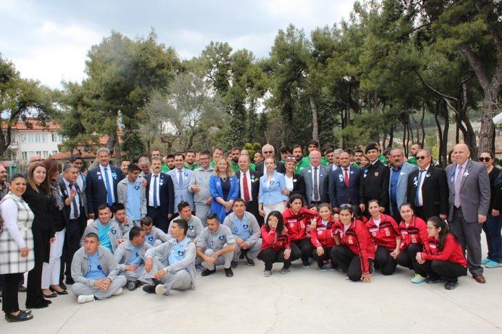 Mavi balon uçurarak otizme dikkat çektiler G4