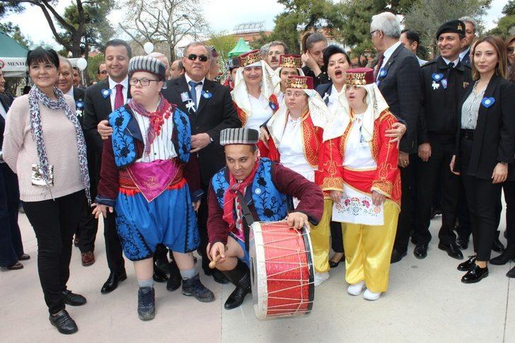 Mavi balon uçurarak otizme dikkat çektiler G5