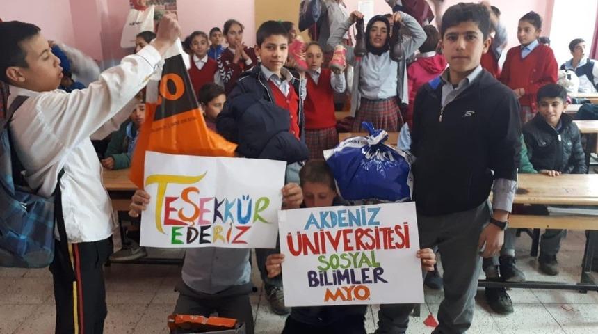 A&Uuml; &ouml;ğrencileri minik ellere yardım eli uzattı