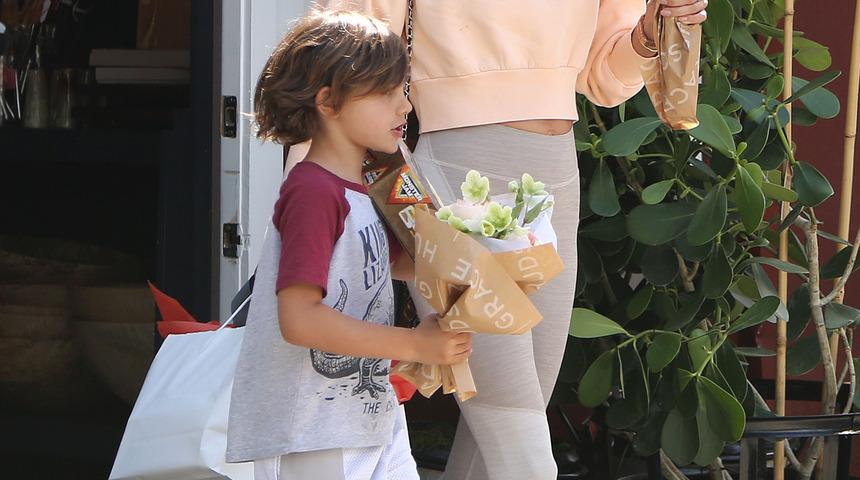 Victoria's Secret'ın emekli meleği oğlu ile alışverişte!