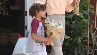 Victoria's Secret'ın emekli meleği oğlu ile alışverişte!