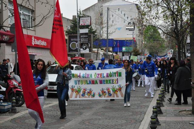 Otizme dikkat çekmek için yürüdüler