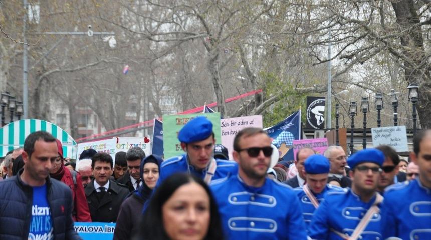 Otizme dikkat &ccedil;ekmek i&ccedil;in y&uuml;r&uuml;d&uuml;ler