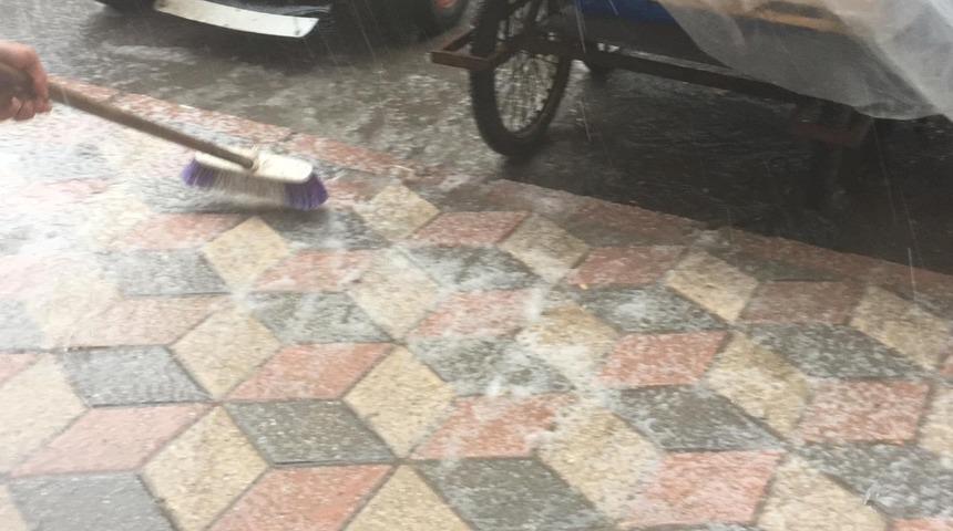 Elazığ&rsquo;da, kısa s&uuml;reli dolu etkili oldu