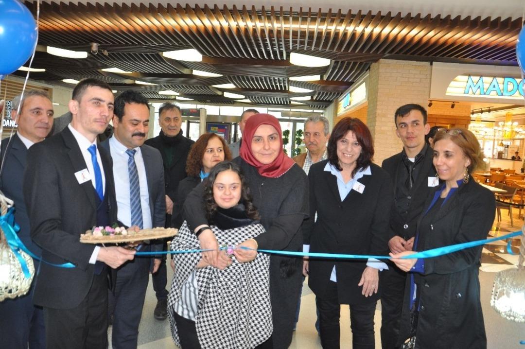 Otizmli &ouml;ğrencilerin yaptığı Ağa&ccedil; Tablo ve Objeler sergisi Esas67 Burda AVM&rsquo;de a&ccedil;ıldı