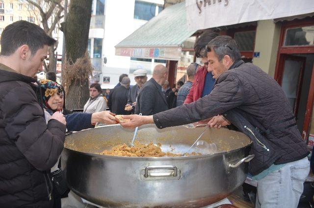 Esnaf bir araya gelip vatandaşlara kandil helvası ikram etti