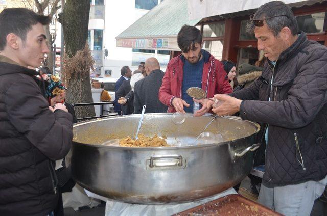 Esnaf bir araya gelip vatandaşlara kandil helvası ikram etti