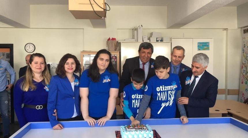 Otizme dikkat &ccedil;ekmek i&ccedil;in el baskısıyla Atat&uuml;rk silueti oluşturdular