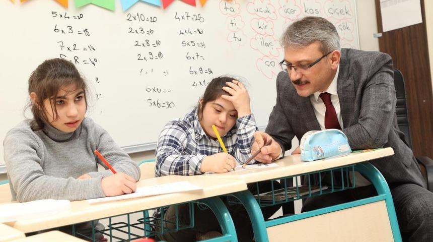 Vali Ekinci, otizmli bireylerle bir araya geldi