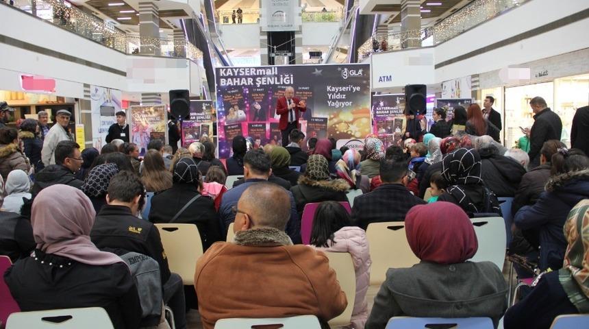 Prof. Dr. Oğuz &Ouml;zyaral vatandaşların sağlık sorunları ile ilgili g&ouml;r&uuml;ş alışverişinde bulundu