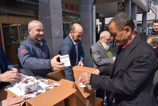 Balıkesir’de 10 bin paket kandil simidi dağıtıldı