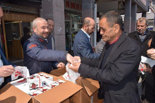 Balıkesir’de 10 bin paket kandil simidi dağıtıldı